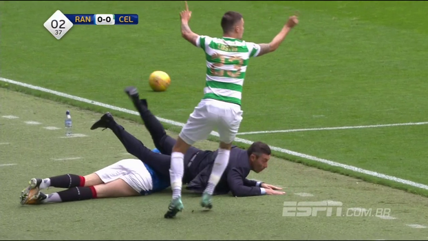 Na Escócia, técnico é atropelado durante clássico entre Rangers e Celtic Na Escócia, técnico é atropelado durante clássico entre Rangers e Celtic