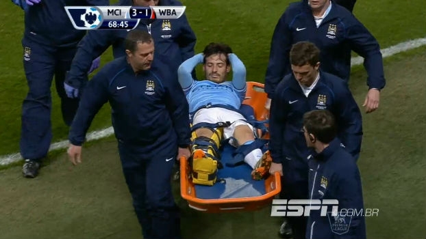 David Silva deixa jogo do City com perna imobilizada e preocupa David Silva deixa jogo do City com perna imobilizada e preocupa