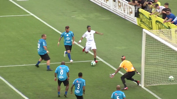 PASSOU LOTADO! Ronaldinho CASTIGA marcador com elástico fantástico em amistoso PASSOU LOTADO! Ronaldinho CASTIGA marcador com elástico fantástico em amistoso