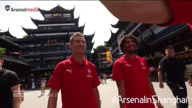 Elenco do Arsenal aproveita a China ao máximo, exibe troféu, e ainda faz Özil se aventurar falando e lutando; veja Elenco do Arsenal aproveita a China ao máximo, exibe troféu, e ainda faz Özil se aventurar falando e lutando; veja