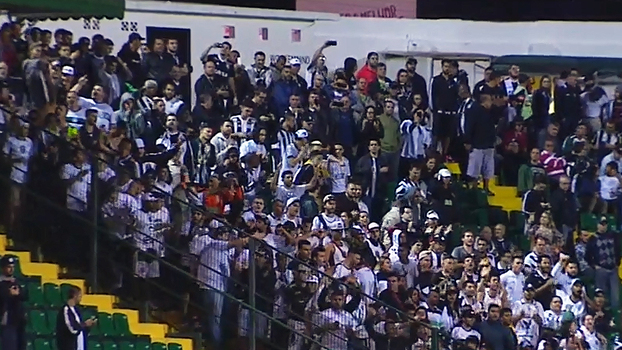 Torcida organizada do Figueirense perde a paciência e protesta após derrota na Série B Torcida organizada do Figueirense perde a paciência e protesta após derrota na Série B