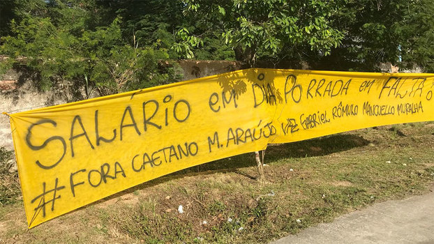 Torcida do Flamengo protesta em CT  Salário em dia, porrada em falta