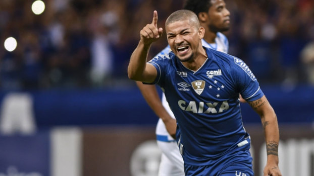 Judivan volta aos gramados, marca e dedica aos familiares