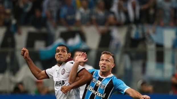 Trocas de Renato resolvem, Grêmio vence Lanús no fim e abre vantagem na decisão