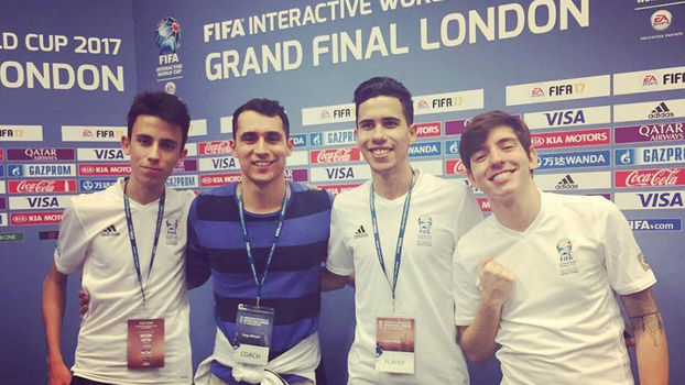 Os jogadores posam junto com Thiago Milhazes, agente da carreira de Rafifa13 e Lucasrep98. Os jogadores posam junto com Thiago Milhazes, agente da carreira de Rafifa13 e Lucasrep98.