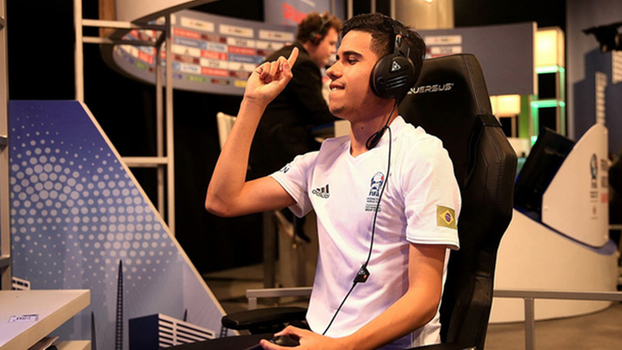 Lucasrep98 comemora passagem para fase final do mundial de Londres. Lucasrep98 comemora passagem para fase final do mundial de Londres.