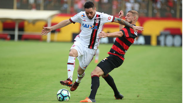 Flamengo vence com gol no fim e vai à fase de grupos da Libertadores; Vitória escapa do rebaixamento