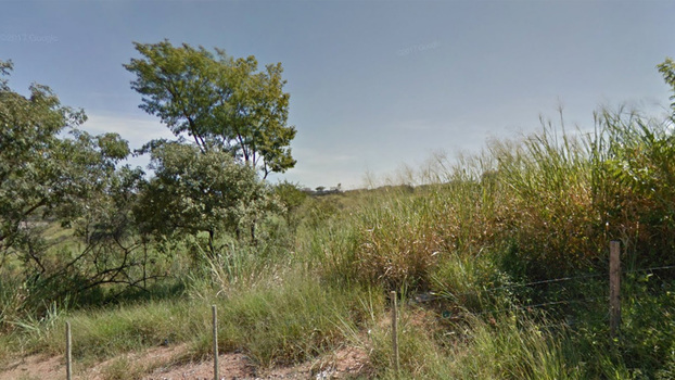 Vista do terreno por uma rua 'lateral'