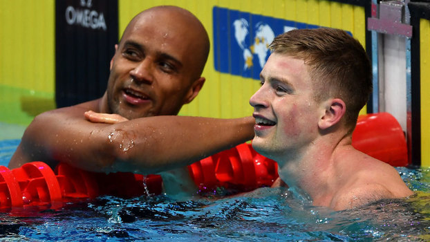João Gomes Junior e Adam Peaty após prova dos 50m peito no Mundial de Budapeste João Gomes Junior e Adam Peaty após prova dos 50m peito no Mundial de Budapeste