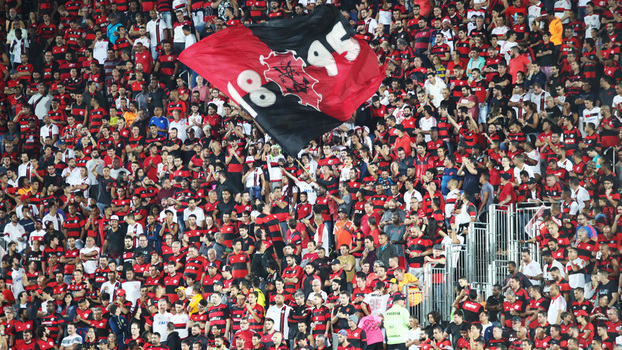 Torcida do Flamengo em jogo na Ilha do Urubu
