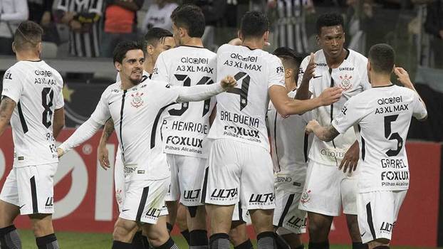 Jogadores do Corinthians comemoram vit&oacute;ria sobre o Atl&eacute;tico-MG
