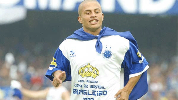 Por sonho de criança, Alex comprava revista no aeroporto em ano que ganhou Bola de Ouro