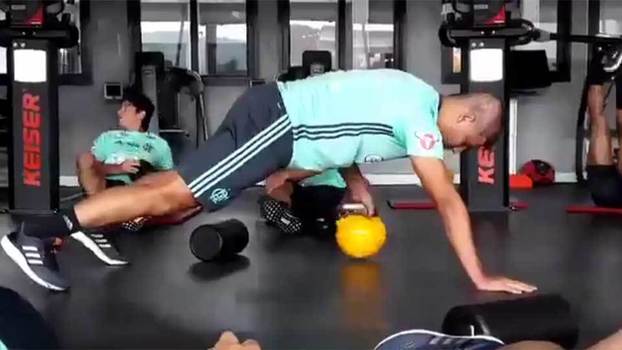 Recuperado de tumor no testículo, Ederson volta aos treinos no Flamengo