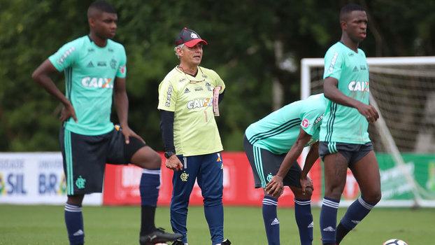 Reinaldo Rueda observa &uacute;ltimo treino do Flamengo no Brasil antes da semifinal