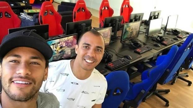 Neymar ao lado de seus computadores para a jogatina de Counter-Strike