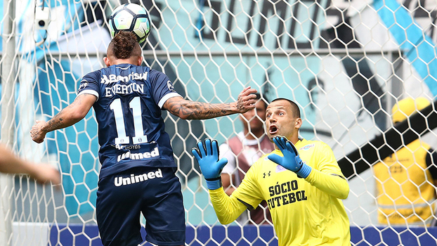 Grêmio marca no fim, vence, afunda Fluminense e diminui diferença para o Corinthians