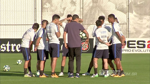 Carille reunido com jogadores do Corinthians